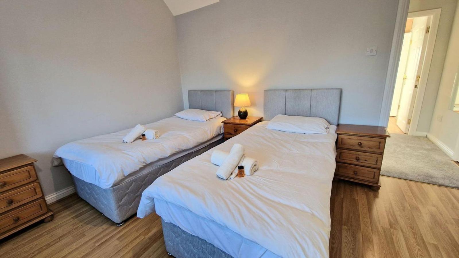 גלוואיי Cosy 3 Bedroom All Ensuites מראה חיצוני תמונה