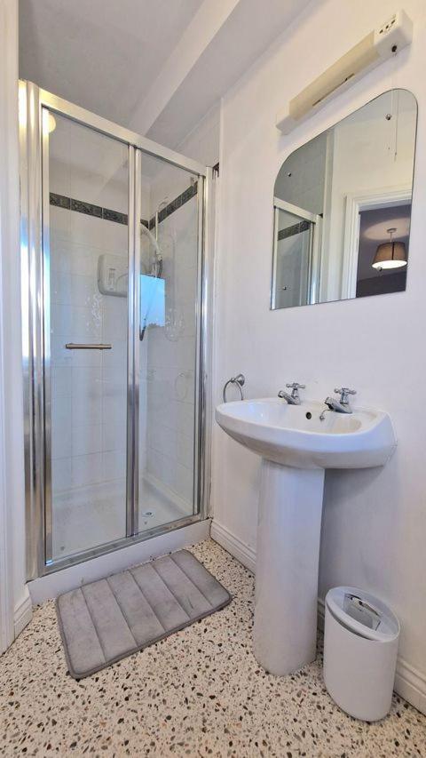 גלוואיי Cosy 3 Bedroom All Ensuites מראה חיצוני תמונה